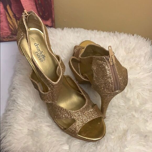 Shiny gold heels - Picture 2 of 5